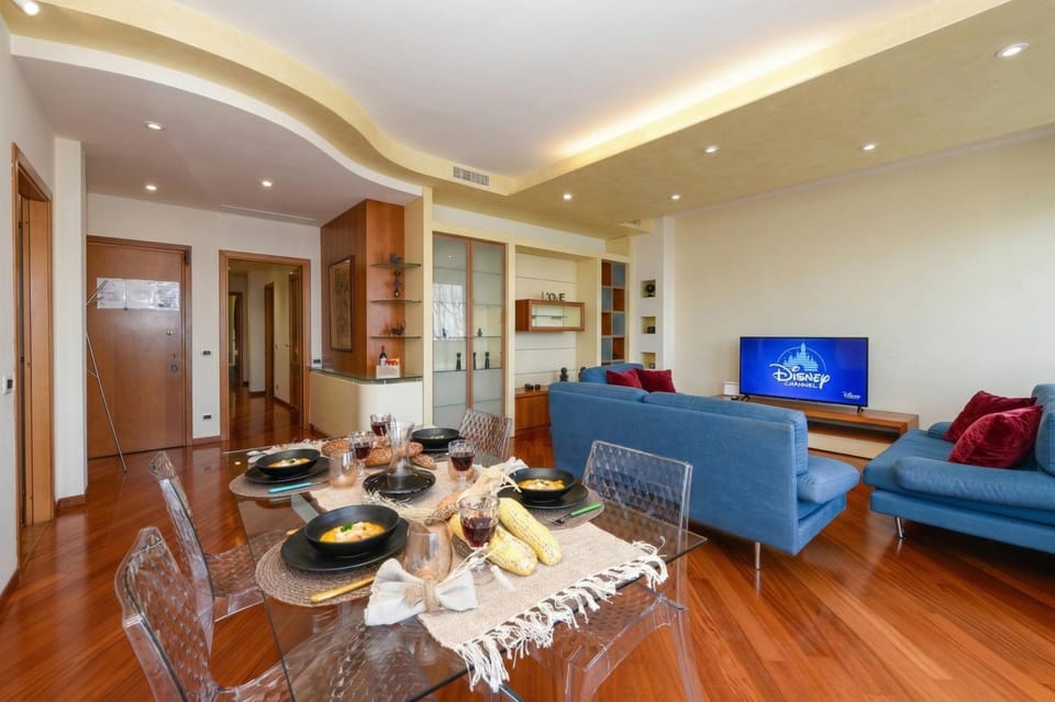 Communal lounge/ TV room, TV and multimedia, Living room, Dining area