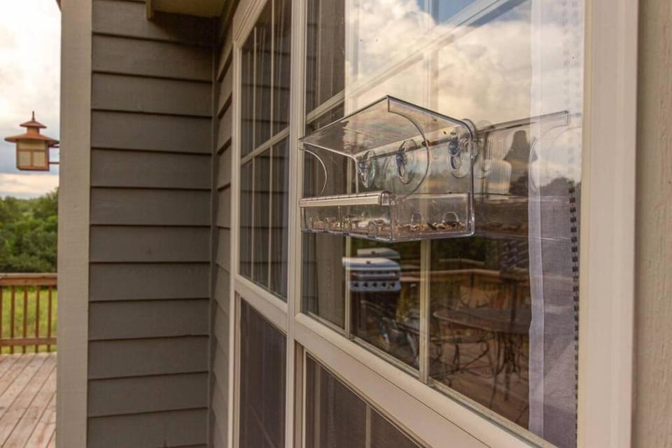 Gorgeous cabin 3bdrm/3bth, hot tub, fireplace, kid/pet friendly Cabin in Iowa
