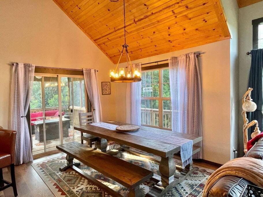 Gorgeous cabin 3bdrm/3bth, hot tub, fireplace, kid/pet friendly Cabin in Iowa