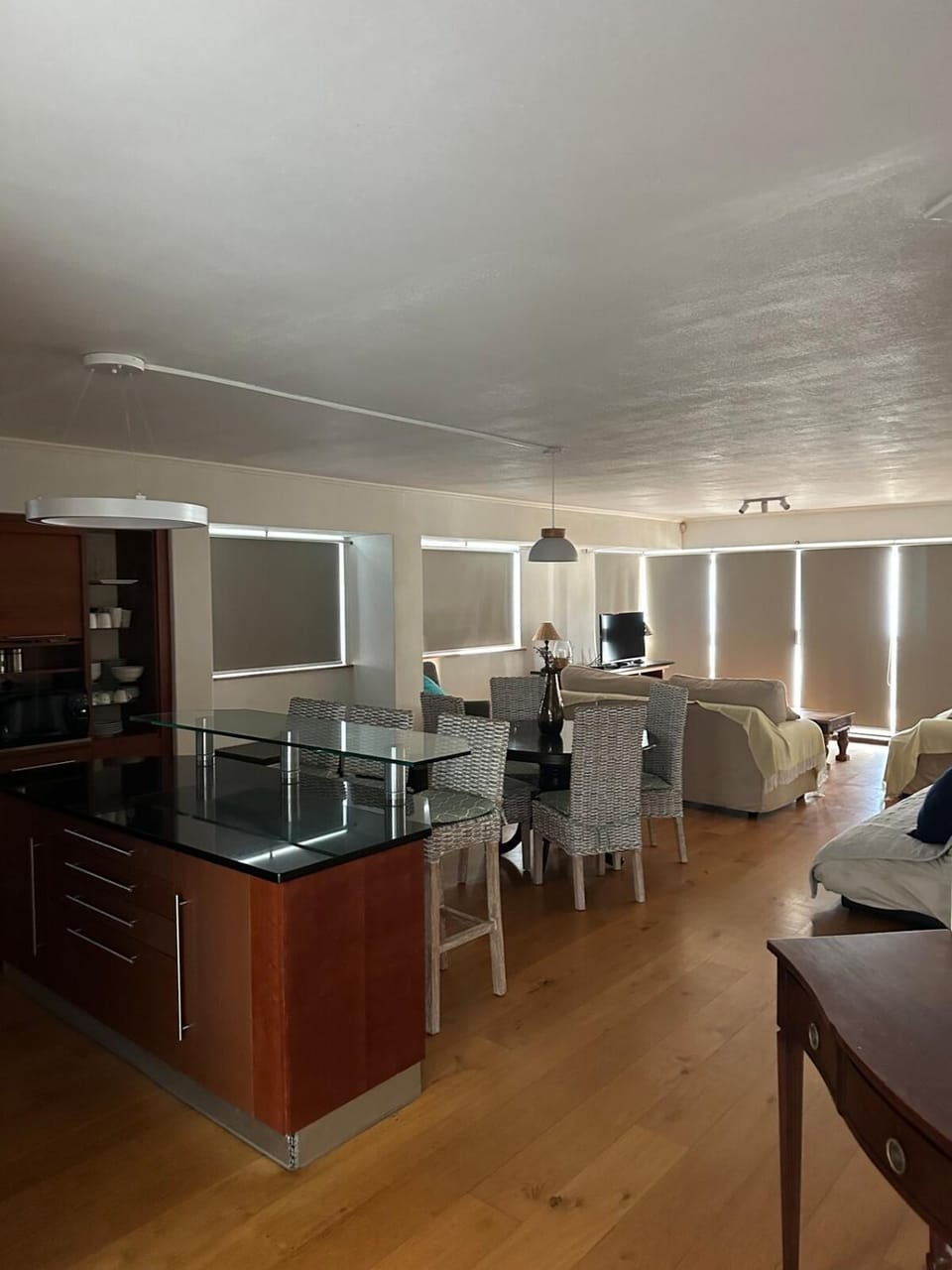 Kitchen or kitchenette, Living room, Seating area, Dining area