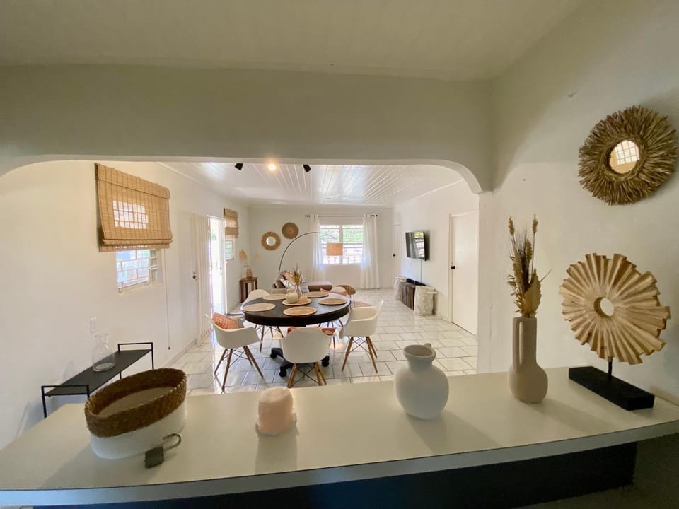 Living room, Decorative detail, Seating area, Dining area