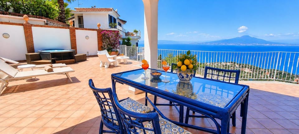 Day, View (from property/room), Balcony/Terrace, Living room, Seating area, Dining area, Evening entertainment, Sea view