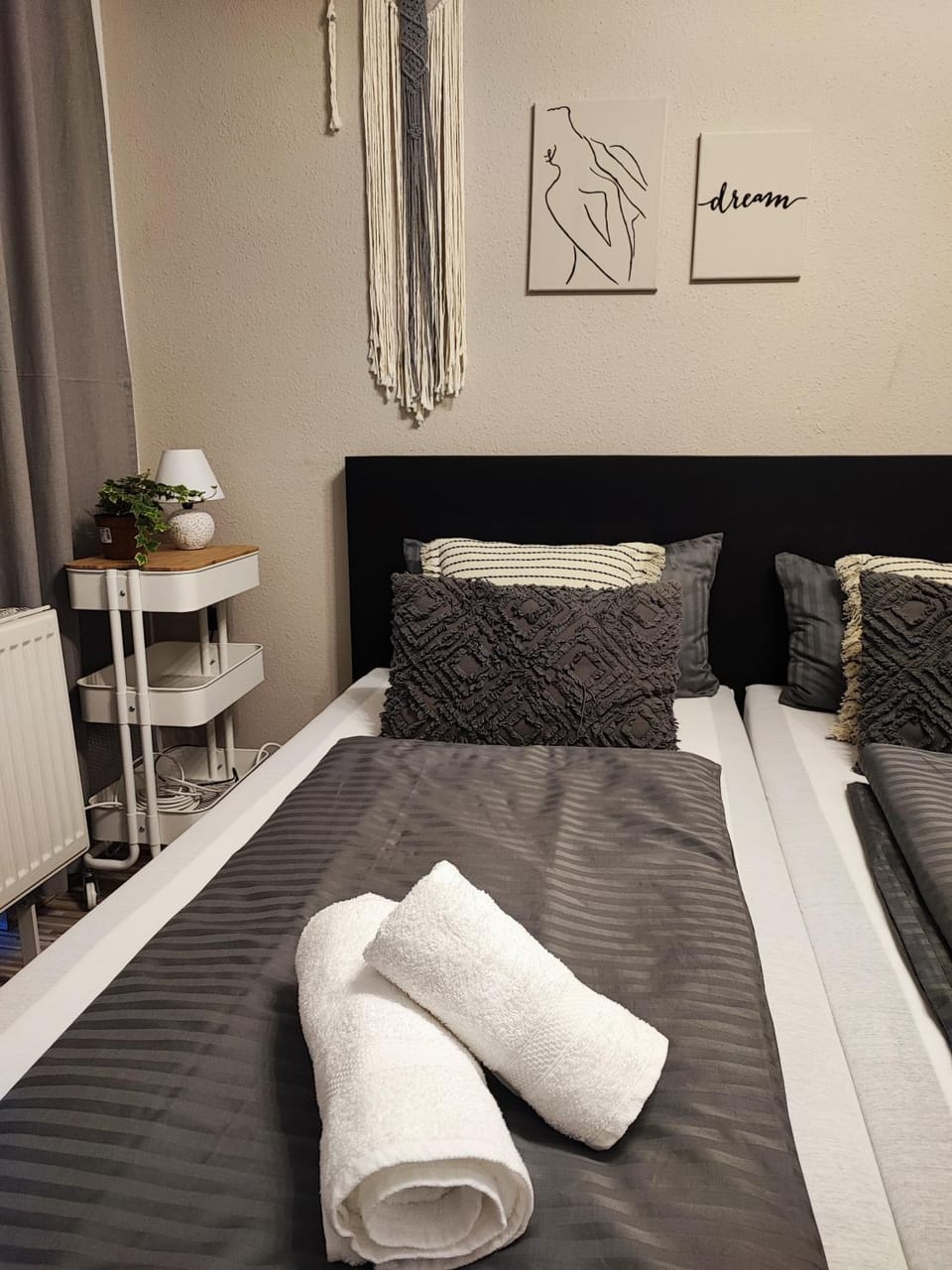 Bed, Bedroom, towels