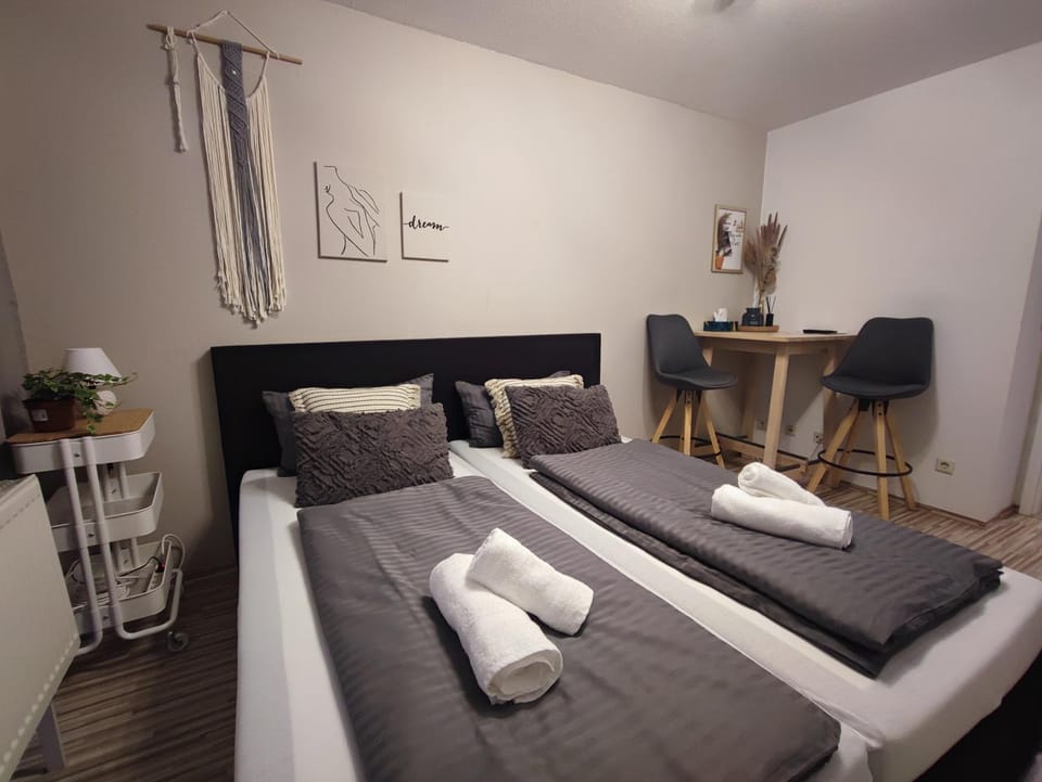 Bed, Photo of the whole room, Dining area, Bedroom, towels