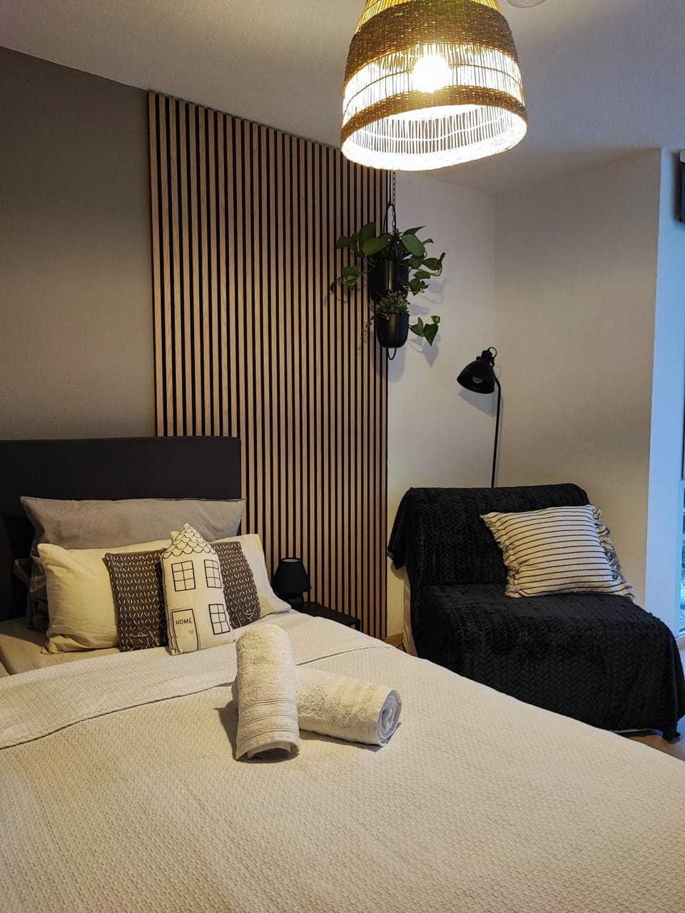 Bed, Bedroom, towels