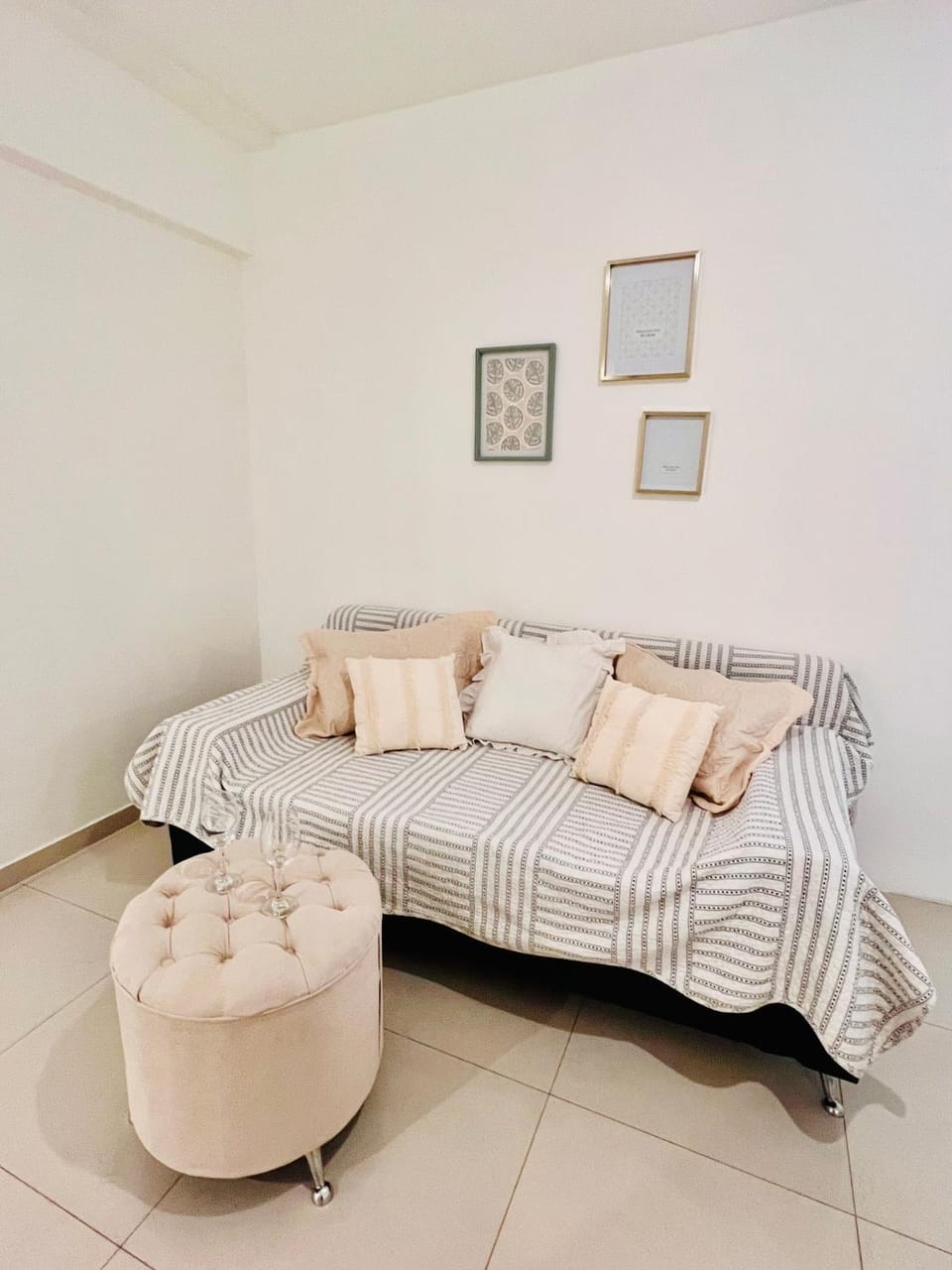 Bed, Seating area