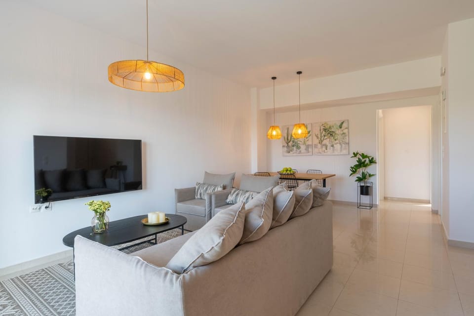 Communal lounge/ TV room, TV and multimedia, Living room, Seating area, Evening entertainment