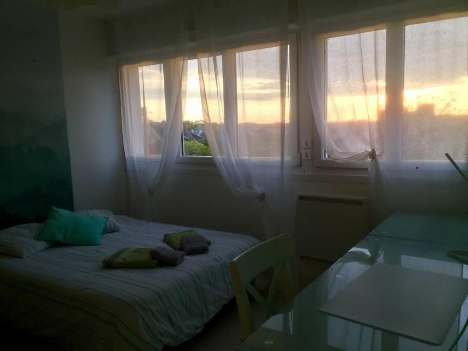 Bed, Photo of the whole room, Bedroom, Sunrise, towels