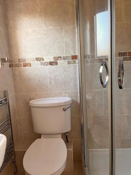 Shower, Toilet