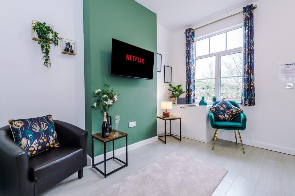 Communal lounge/ TV room, Living room, Seating area
