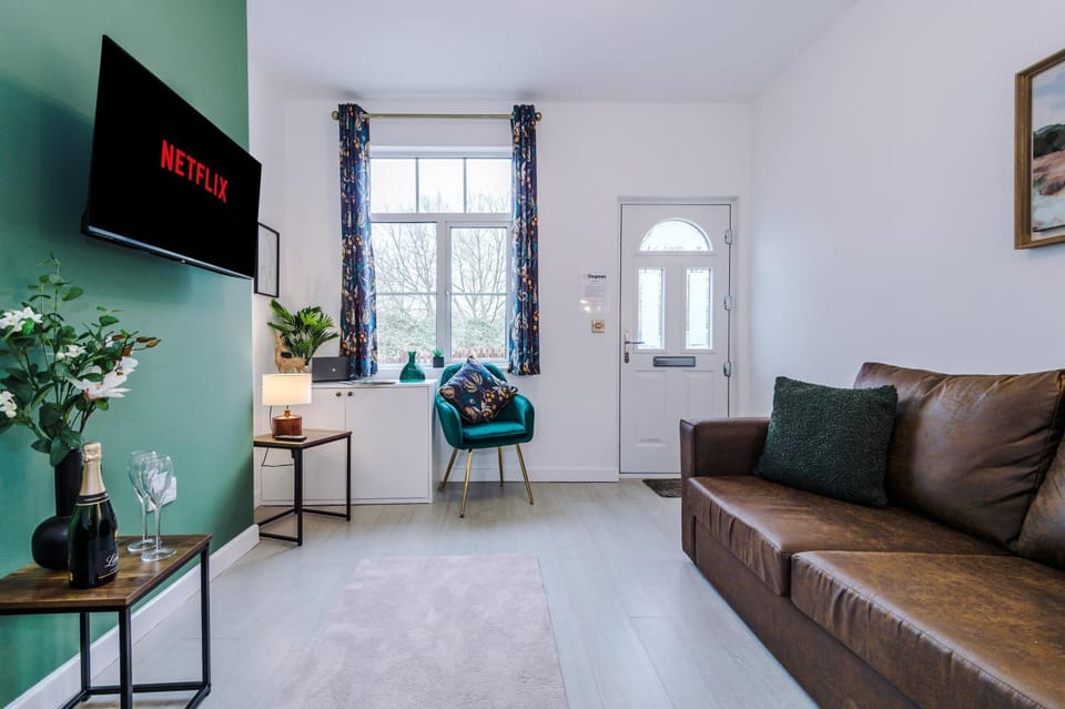 Communal lounge/ TV room, Living room, Seating area