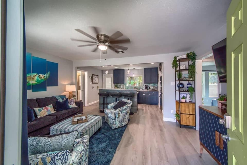 DT 534 Castle Shadow Cottage House in New Braunfels