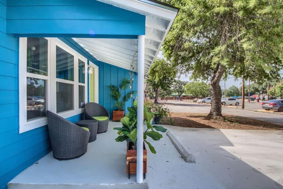 DT 534 Castle Shadow Cottage House in New Braunfels