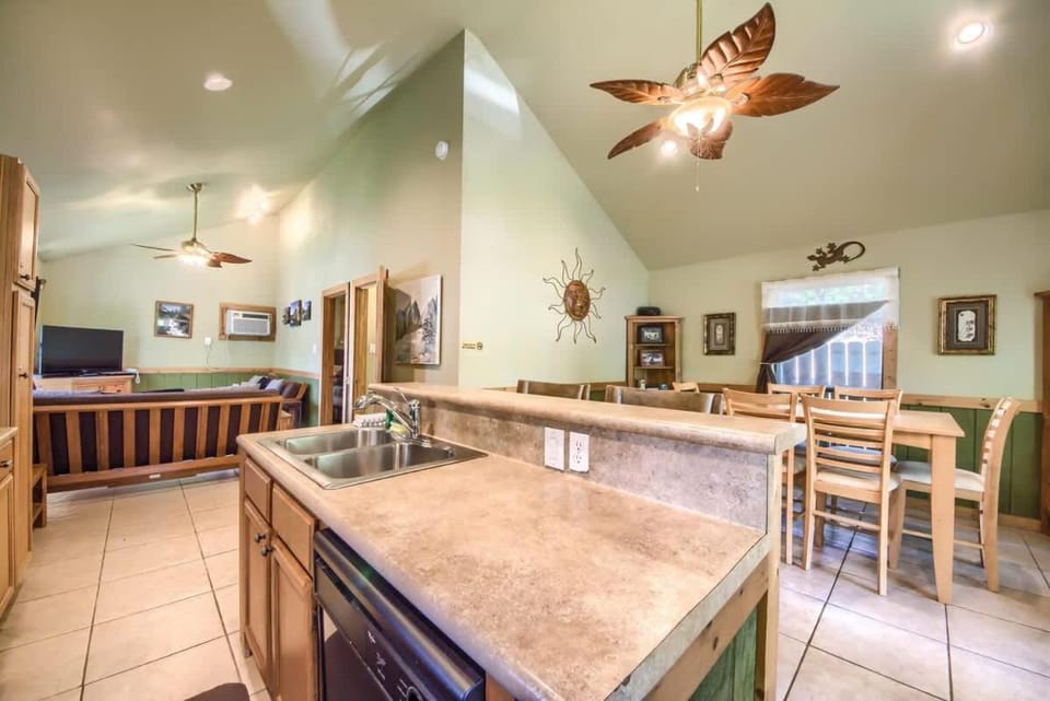 RR 7465 Lil Kahuna House in Canyon Lake