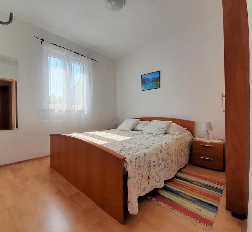 Apartment Tihana with a Partial Sea View Apartment in Krk