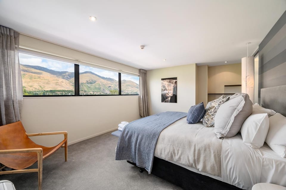 Photo of the whole room, Bedroom, Mountain view