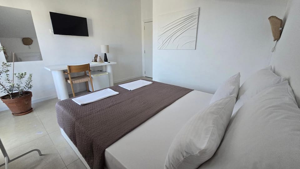 Bed, TV and multimedia, Photo of the whole room, Bedroom