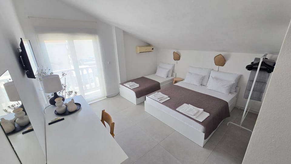 Bed, TV and multimedia, Photo of the whole room, Bedroom, towels