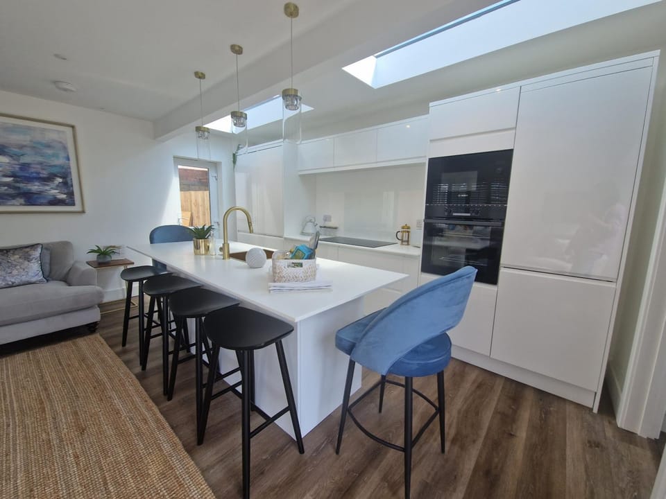 South Coast Beach Holiday Home-3 BED-GF-Sleeps 6-Free Parking-Walk to Beach-Private Garden- Families-Professional Groups-Contractors WELCOME Apartment in Bournemouth