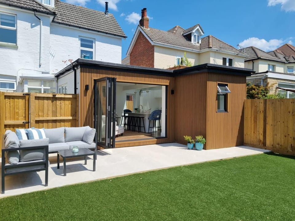 South Coast Beach Holiday Home-3 BED-GF-Sleeps 6-Free Parking-Walk to Beach-Private Garden- Families-Professional Groups-Contractors WELCOME Apartment in Bournemouth