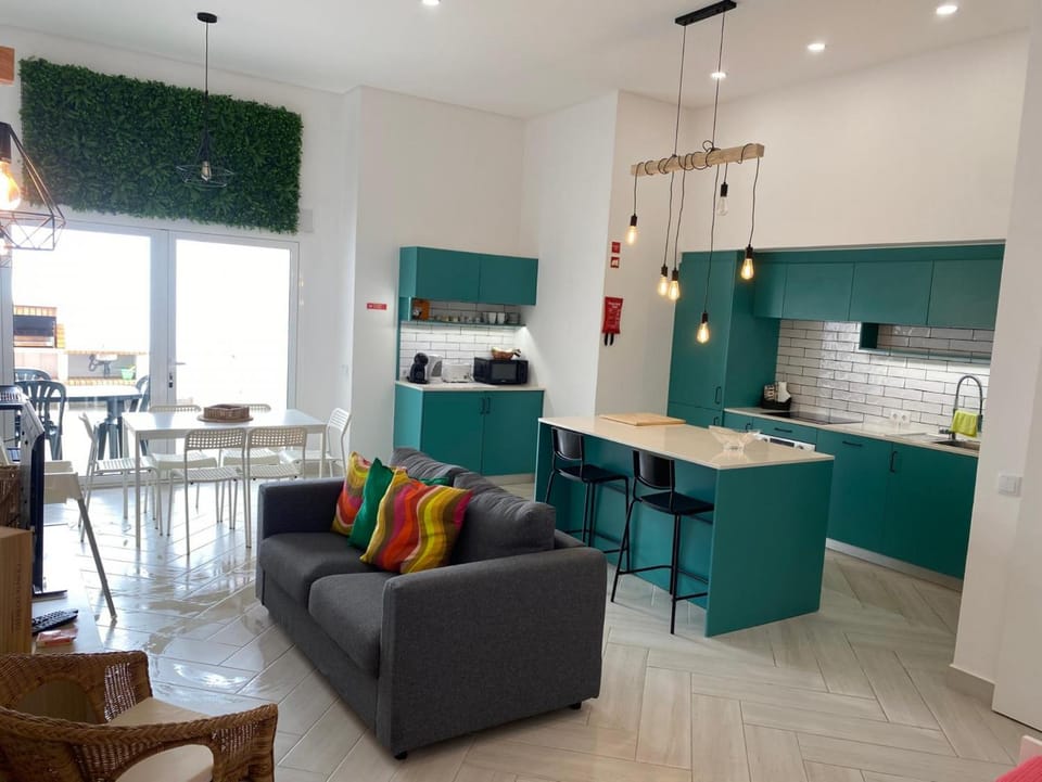 Kitchen or kitchenette, Living room, Seating area, Dining area