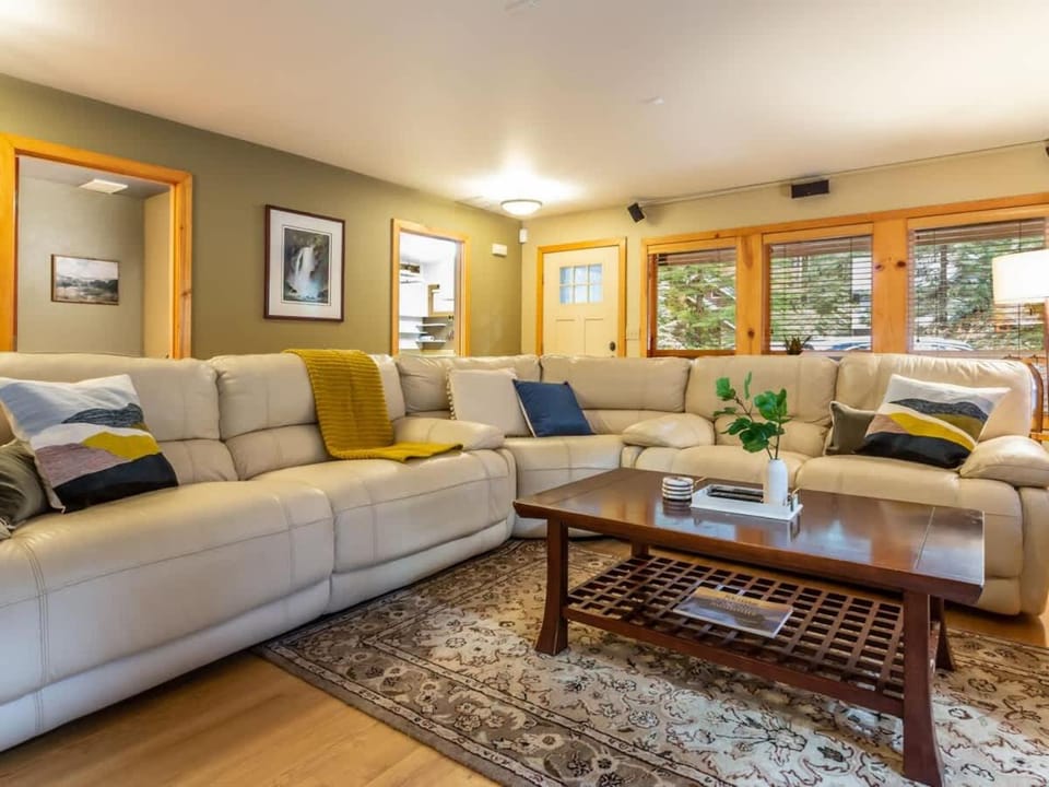 Naturbyn Retreat House in Glacier