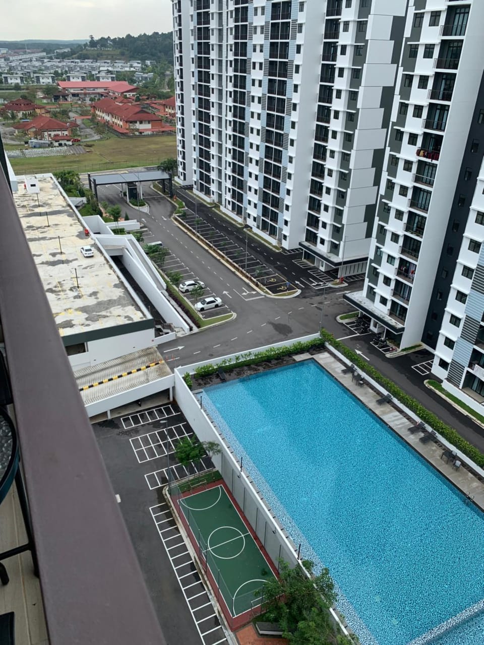 Property building, Day, Neighbourhood, Bird's eye view, City view, Pool view, Street view, Swimming pool, Location, Parking