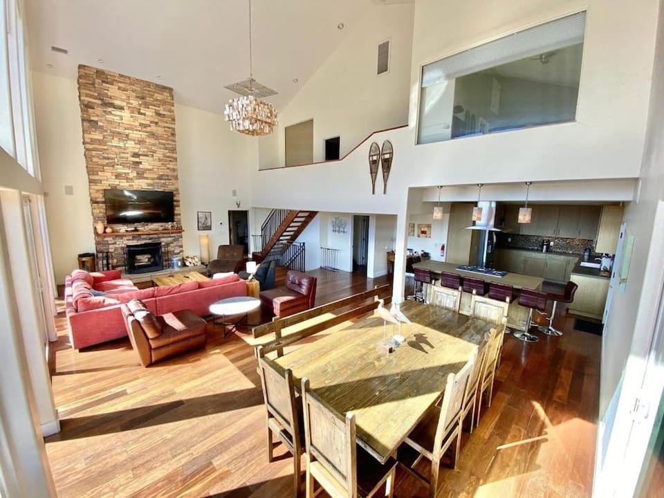 Living room, Dining area