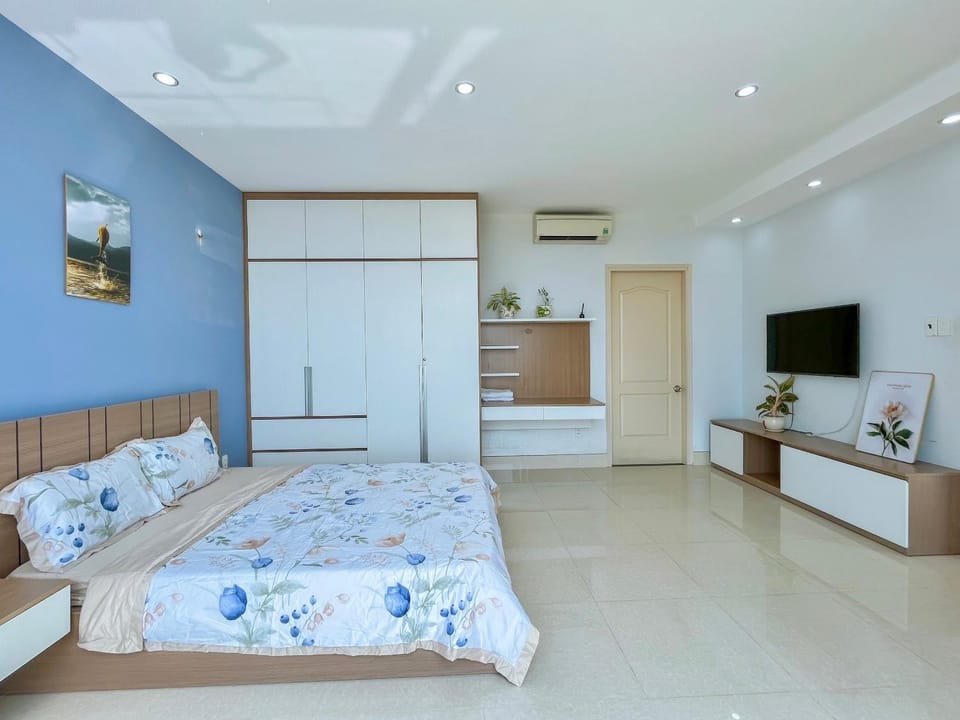 Bed, TV and multimedia, Bedroom, wardrobe