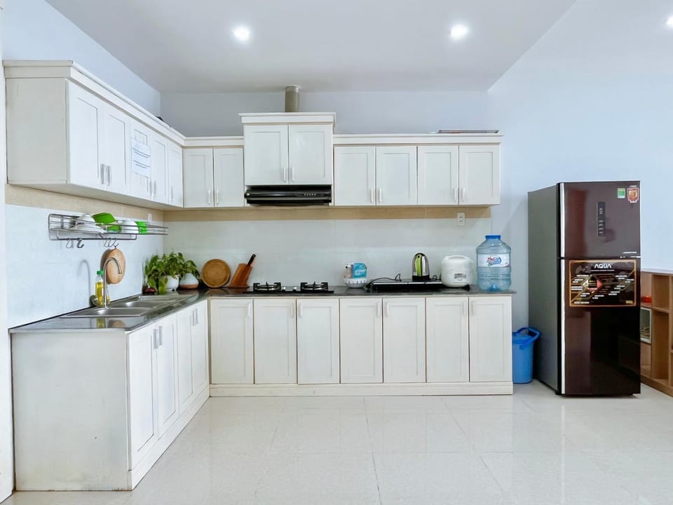 Kitchen or kitchenette, stove, kitchen, kitchen