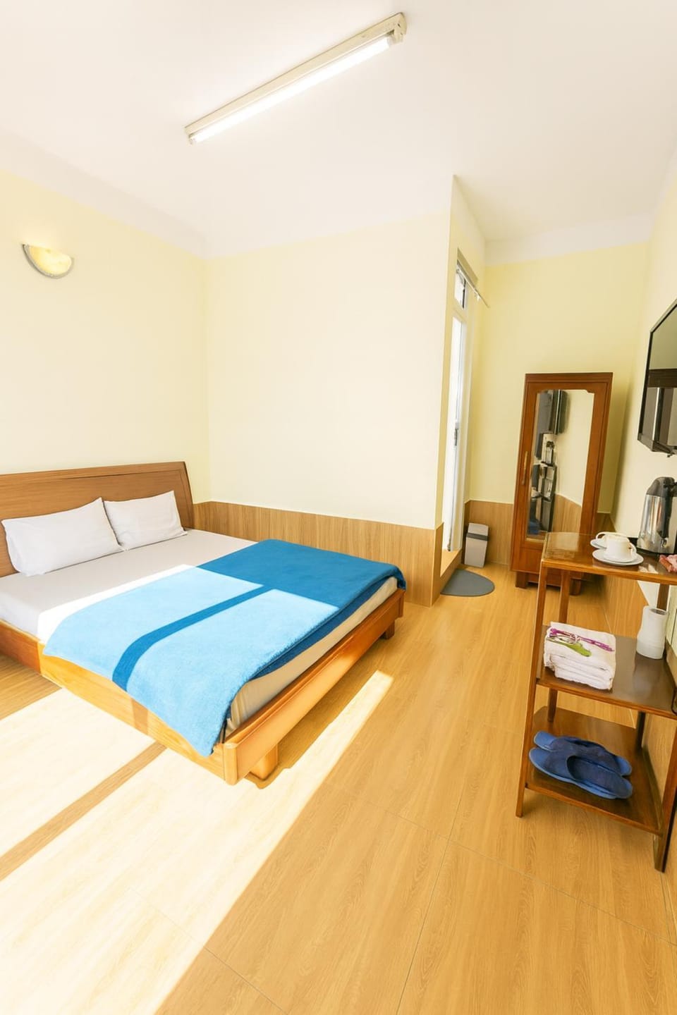 Photo of the whole room, Bedroom