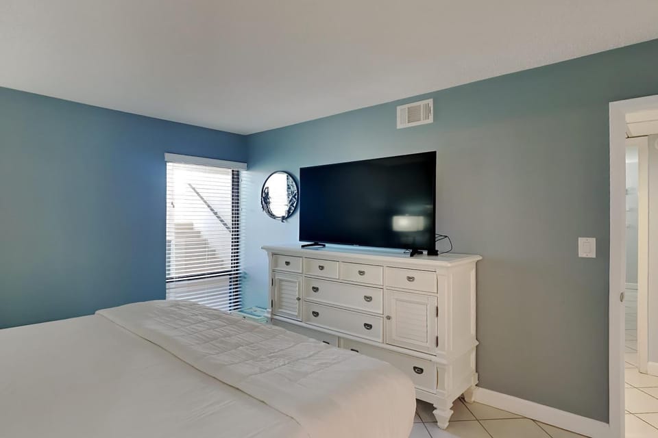 Bed, TV and multimedia, Bedroom, furniture, air conditioner