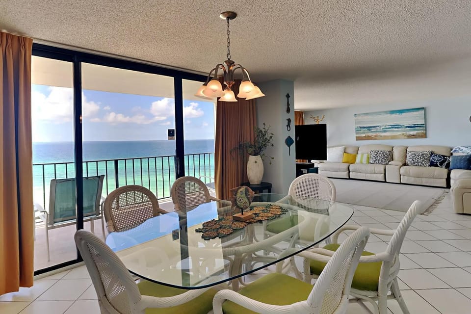 TV and multimedia, View (from property/room), Balcony/Terrace, Living room, Seating area, Dining area, Sea view, furniture