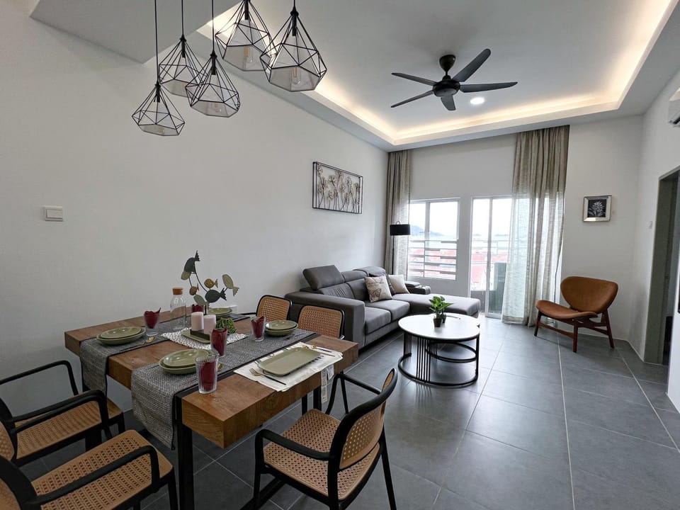 Living room, Seating area, Dining area, fireplace