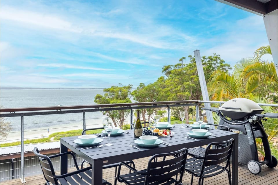 Dutchies By The Sea, 2 61 Christmas Bush Ave - Spectacular views, close to the beach, Wi-Fi House in Nelson Bay