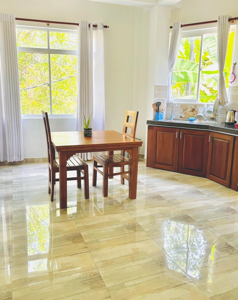 Kitchen or kitchenette, Dining area