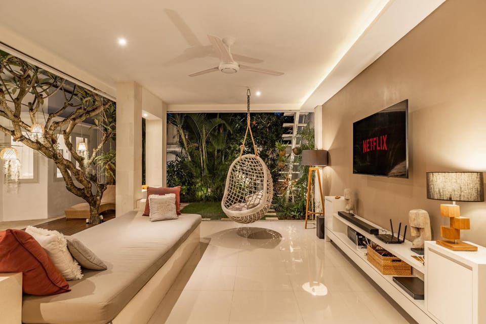 Communal lounge/ TV room, TV and multimedia, Living room, Seating area, Evening entertainment
