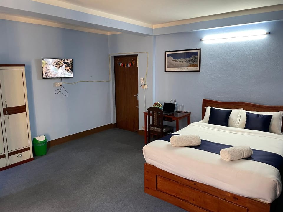 Bed, TV and multimedia, Living room, Photo of the whole room, Bedroom, towels, wardrobe