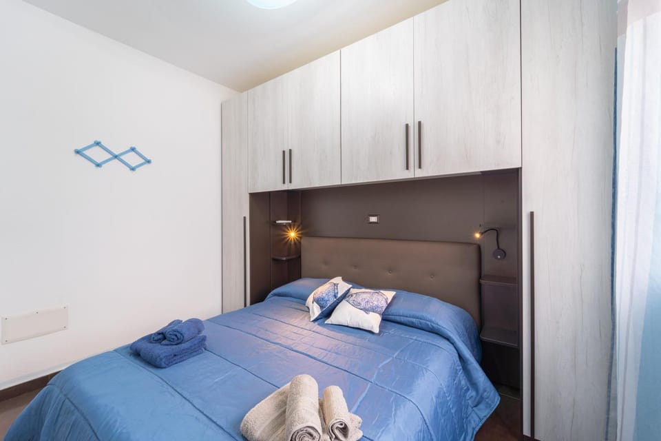 Bed, Photo of the whole room, Bedroom, towels, wardrobe