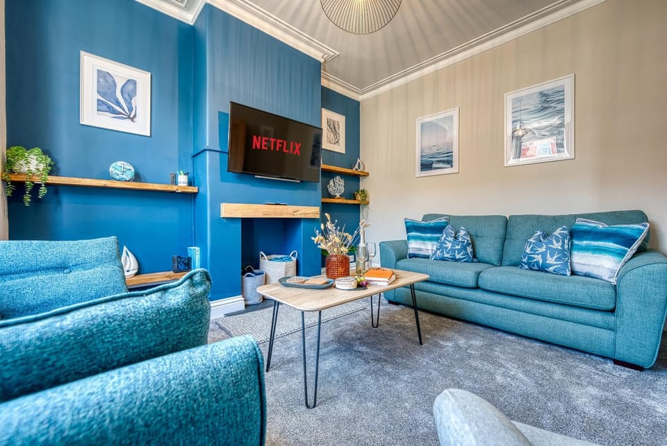 TV and multimedia, Living room, Decorative detail, Seating area