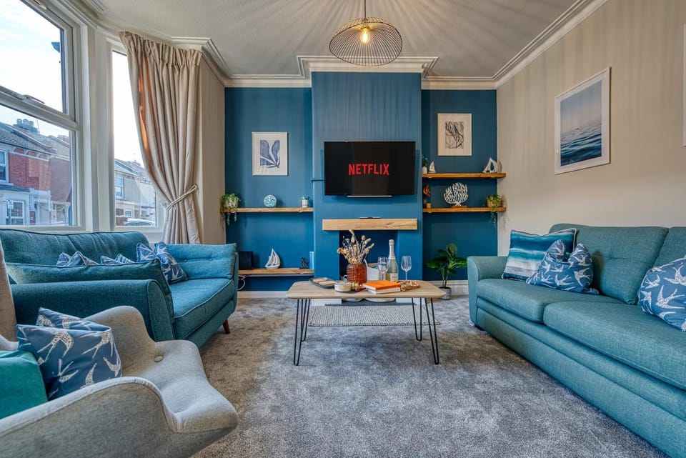 TV and multimedia, Living room, Decorative detail, Seating area