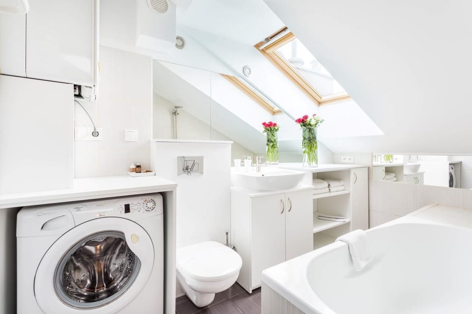 Toilet, Bathroom, Bath, towels, washing machine, dryer