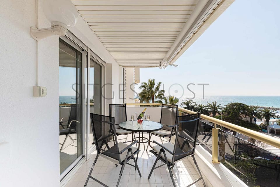 Sitges ARENA - dos piscinas frente al mar Apartment in Sitges