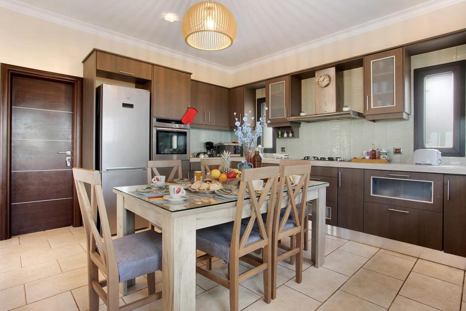 Property building, Kitchen or kitchenette, Living room