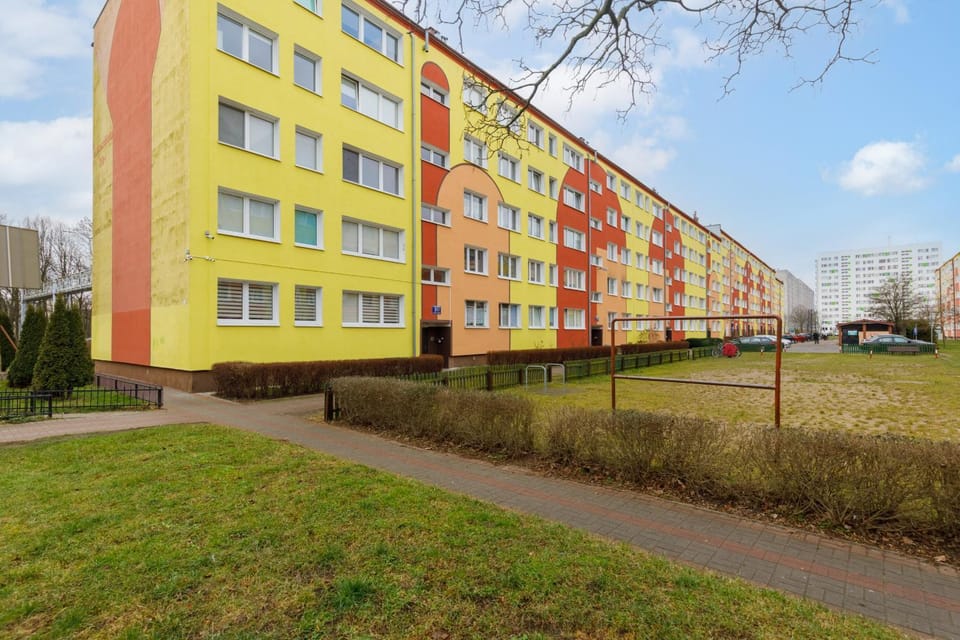 Property building, Spring, Day, Neighbourhood, Natural landscape, Street view, Location