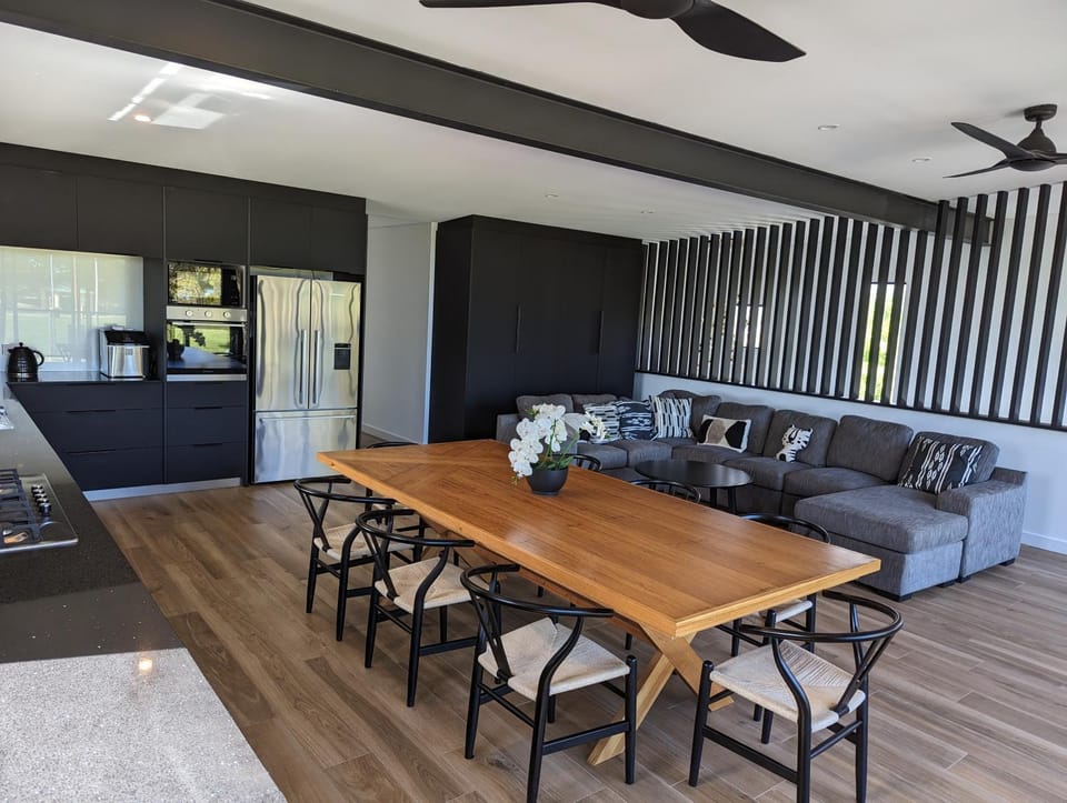 Kitchen or kitchenette, Living room, Seating area, Dining area, minibar