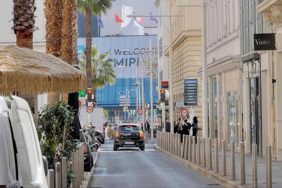 Neighbourhood, Location