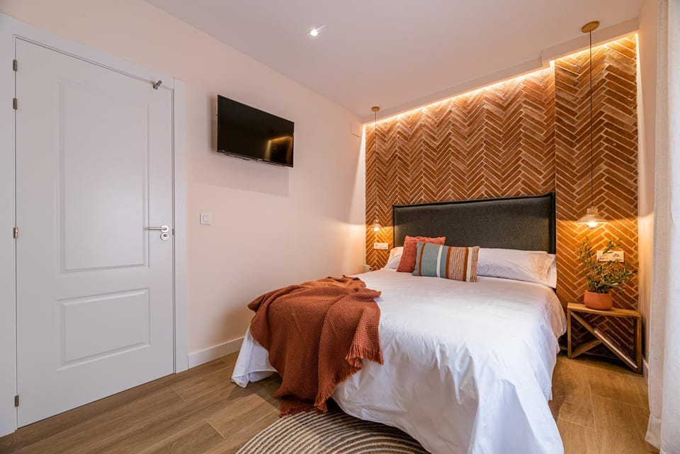 Bed, TV and multimedia, Photo of the whole room, Bedroom