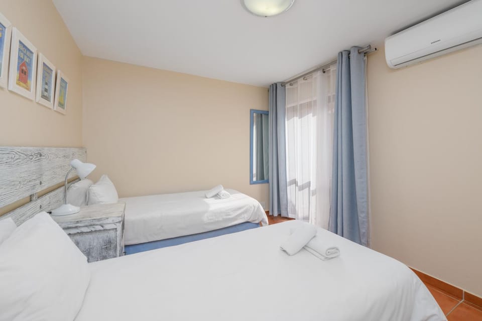 Bed, Photo of the whole room, Bedroom, air conditioner