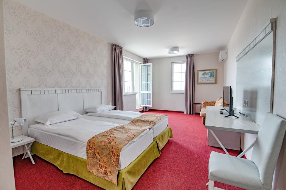 Bed, TV and multimedia, Living room, Photo of the whole room, Seating area, Bedroom, Family